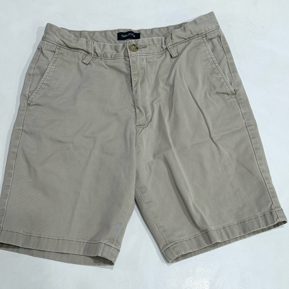 Nautica The Deck Short Men’s stone / tan shorts size 30” waist, 8” inseam EUC